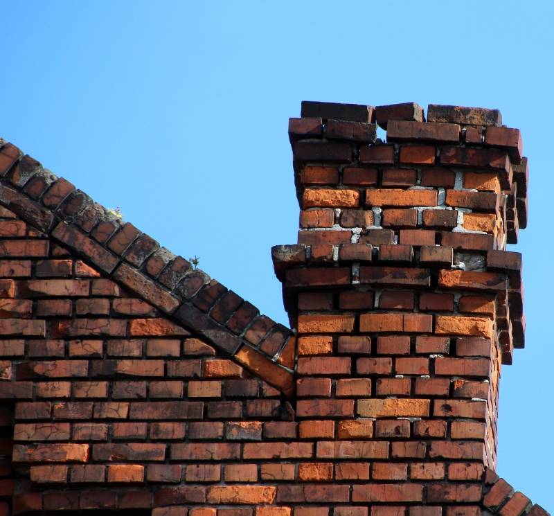 Signs Your Santa Fe Springs Home Needs a Chimney Inspection Damaged chimney on an Santa Fe Springs home showing cracks and missing mortar